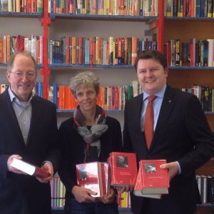 Bücherübergane an Schulleiter Norbert Müller und Ulrike Seeger
