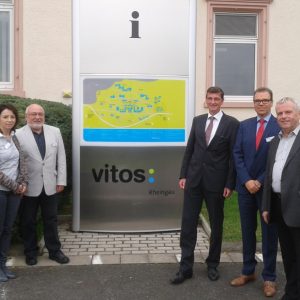 Martin Rabanus (Mitte) und Ernst-Ewald Roth (rechts) mit Geschäftsführer Stephan Köhler (2.v.r), dem Betriebsratsvorsitzenden Peter Schmitt (2.v.l) und der stellvertretenden Betriebsratsvorsitzenden Sabine Masur (links).
