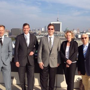 Martin Rabanus mit Unternehmern aus seinem Wahlkreis auf dem Dach des Reichstagsgebäudes.