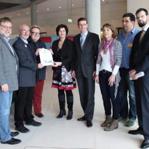 Die BI übergibt 750 Unterschriften an die Bundestagsabgeordneten Gustav Herzog (l.), Birgit Kömpel und Martin Rabanus (m)